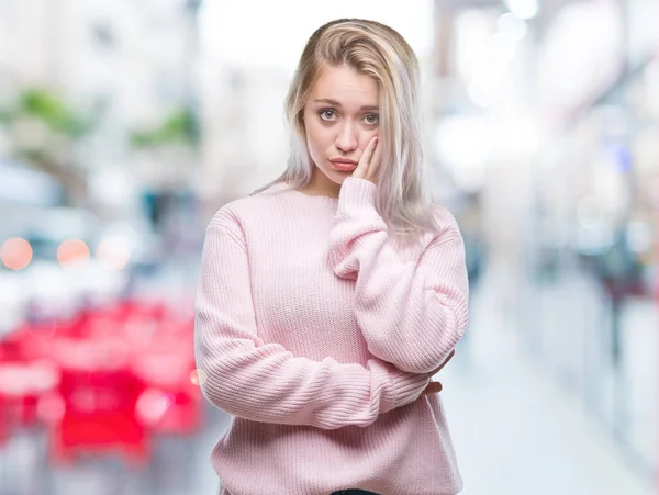 年轻的金发女人穿着冬季毛衣在孤立的背景下思考看累了 厌倦了与交叉臂抑郁症问题 — 图库照片