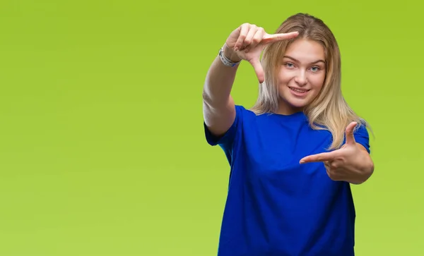 Mulher Caucasiana Jovem Sobre Fundo Isolado Sorrindo Fazendo Quadro Com — Fotografia de Stock