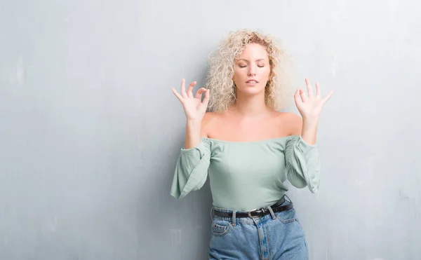 Mulher Loira Jovem Com Cabelo Encaracolado Sobre Fundo Cinza Grunge — Fotografia de Stock