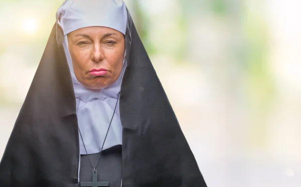 孤立した背景に中年シニア キリスト教カトリック修道女女性は 落ち込んで 泣いて怒っていると怖い 苦痛の心配します 悲しい式 — ストック写真