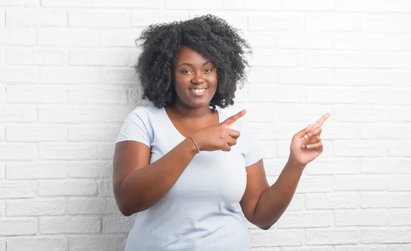 Jonge Afrikaanse Amerikaan Grootte Vrouw Witte Bakstenen Muur Glimlachen Kijken — Stockfoto