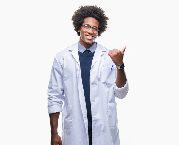 Muž Vědec Afro Americký Lékař Izolované Pozadí Usmívající Smajlík Pohledu — Stock fotografie