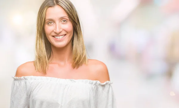 Joven Mujer Hermosa Sobre Fondo Aislado Con Una Sonrisa Feliz —  Fotos de Stock