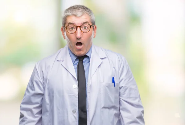 잘생긴 과학자 남자에 코트를 두려워 놀라운 공포와 흥분된 — 스톡 사진