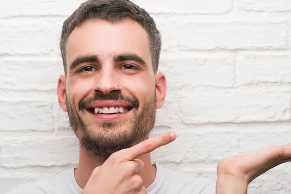 Joven Hombre Adulto Pie Sobre Pared Ladrillo Blanco Muy Feliz — Foto de Stock