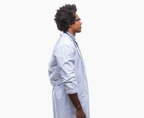 Afro Americký Lékař Muž Nad Izolované Pozadí Pohledu Stranu Uvolnit — Stock fotografie