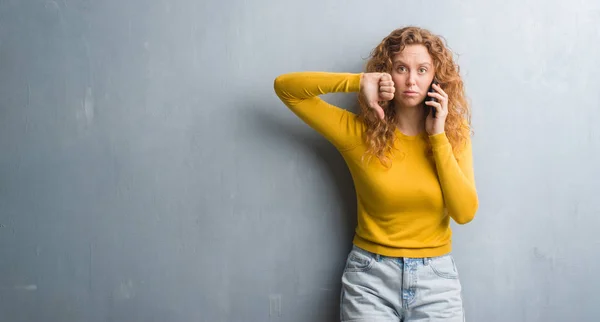 Jonge Roodharige Vrouw Grijs Grunge Muur Praten Aan Telefoon Met — Stockfoto