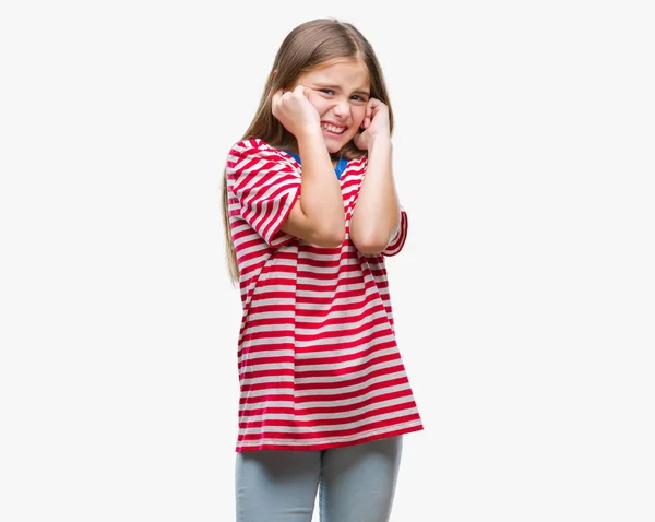 Молода Красива Дівчина Над Ізольованим Фоном Покриває Вуха Пальцями Роздратованим — стокове фото