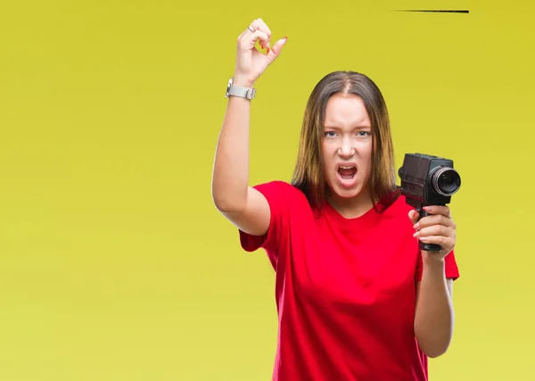 Joven Hermosa Mujer Caucásica Filmando Usando Cámara Vídeo Vintage Sobre — Foto de Stock