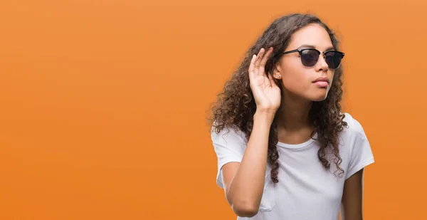 Jovem Hispânica Usando Óculos Sol Sorrindo Com Mão Sobre Ouvido — Fotografia de Stock