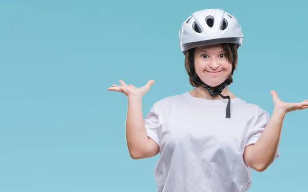 Junge Erwachsene Radfahrerin Mit Syndrom Mit Schutzhelm Vor Isoliertem Hintergrund — Stockfoto