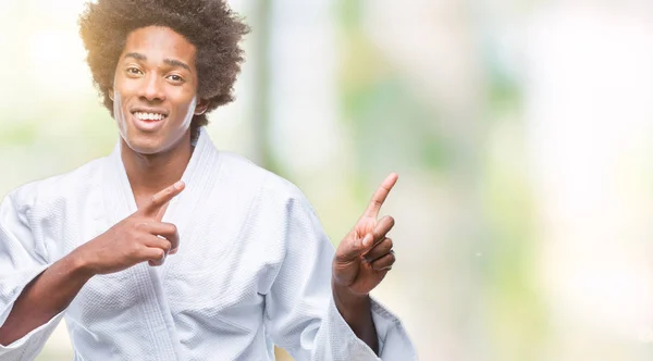 Afro Americký Muž Nosí Karate Kimono Izolované Pozadí Úsměvem Při — Stock fotografie