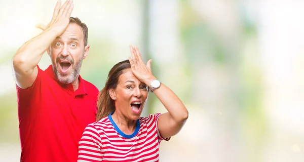 Middelbare Leeftijd Hispanic Paar Verliefd Geïsoleerde Achtergrond Verrast Met Hand — Stockfoto