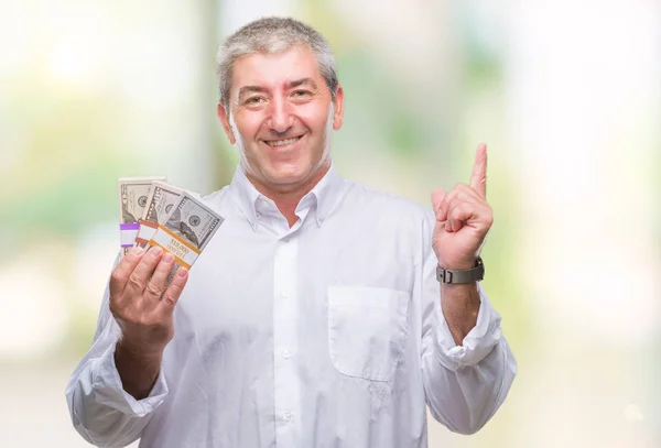 Pěkný Starší Muž Hospodářství Spoustu Peněz Nad Samostatný Pozadí Překvapilo — Stock fotografie