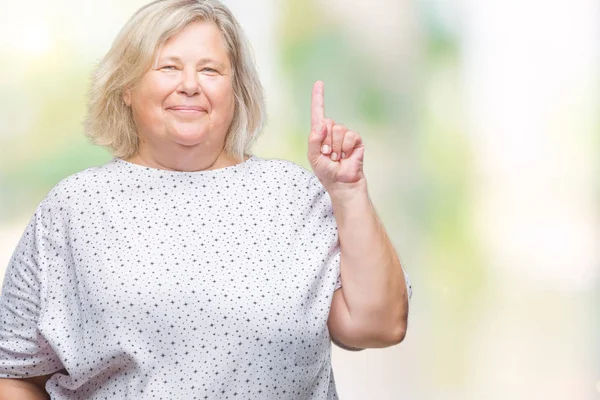 Senior Grootte Kaukasische Vrouw Geïsoleerd Achtergrond Tonen Omhoog Met Vinger — Stockfoto