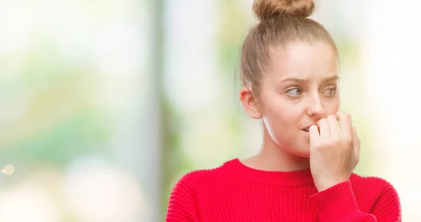 Unga Blonda Kvinnan Bär Bun Och Röd Tröja Ser Stressad — Stockfoto