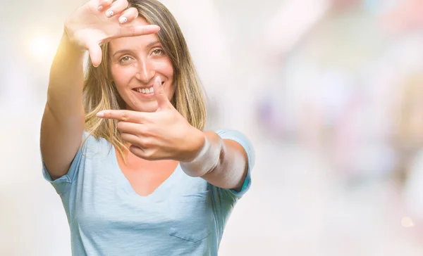 Giovane Bella Donna Sfondo Isolato Sorridente Rendendo Cornice Con Mani — Foto Stock