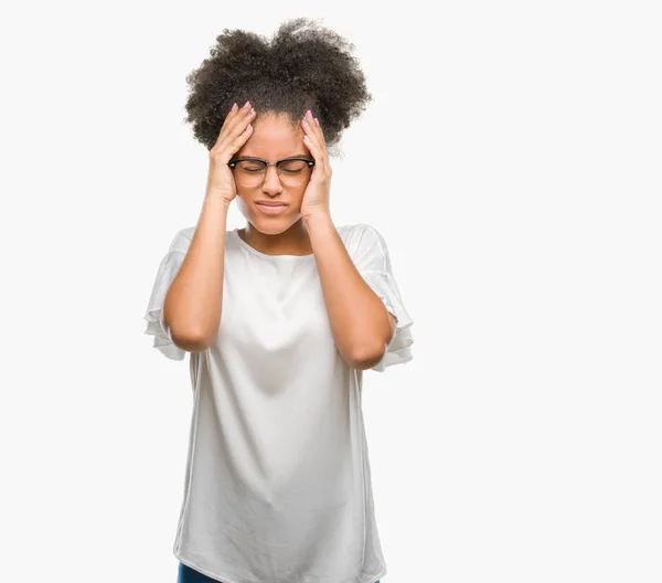 Jeune Femme Afro Américaine Portant Des Lunettes Sur Fond Isolé — Photo