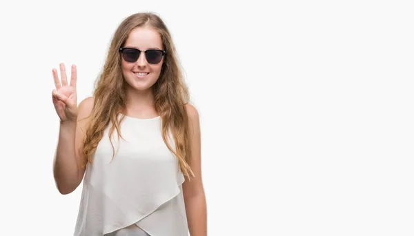 Jonge Blonde Vrouw Dragen Van Een Zonnebril Tonen Omhoog Met — Stockfoto