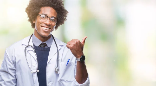 Afro Amerikalı Doktor Adam Arıyor Başparmak Yanında Yukarıyı Mutlu Yüz — Stok fotoğraf