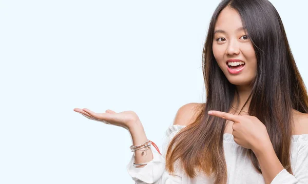 Jonge Aziatische Vrouw Geïsoleerde Achtergrond Verbaasd Lachend Naar Camera Tijdens — Stockfoto