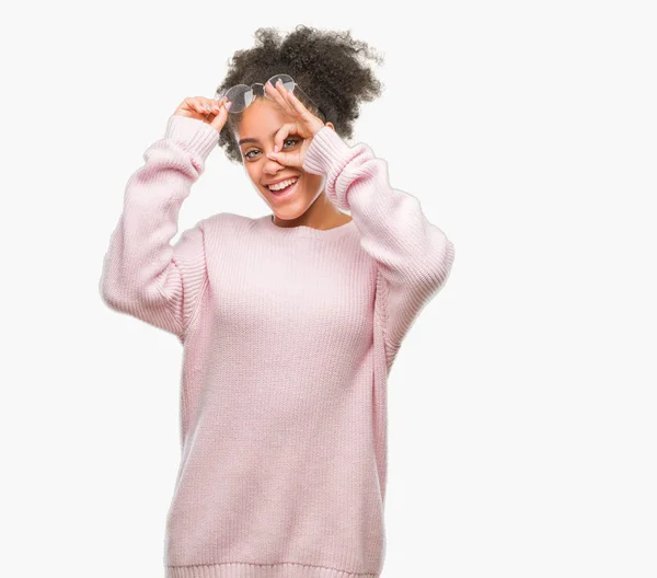 Young Afro American Woman Wearing Glasses Isolated Background Doing Gesture — Stock Photo, Image