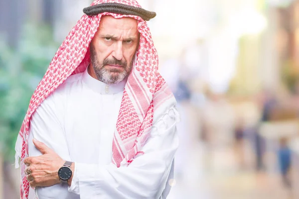 Ανώτερος Άνθρωπος Αραβικά Φορώντας Keffiyeh Πάνω Από Απομονωμένο Φόντο Σκεπτικιστής — Φωτογραφία Αρχείου