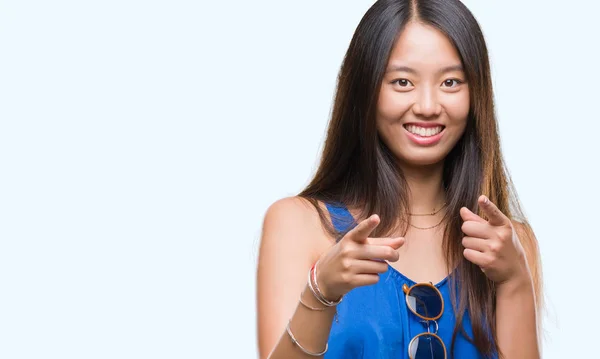 Jonge Aziatische Vrouw Geïsoleerde Achtergrond Wijzen Vingers Naar Camera Met — Stockfoto