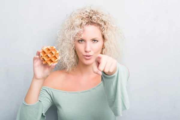 Junge Blonde Frau Über Grunge Grauem Hintergrund Die Belgische Waffel — Stockfoto