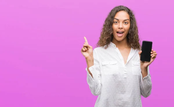 Mujer Hispana Joven Usando Smartphone Muy Feliz Apuntando Con Mano — Foto de Stock