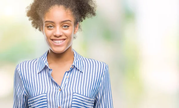 Młody Afro American Kobieta Białym Tle Szczęśliwy Chłodnym Uśmiechem Twarzy — Zdjęcie stockowe