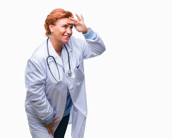 Médico Caucásico Mayor Mujer Vistiendo Uniforme Médico Sobre Fondo Aislado — Foto de Stock