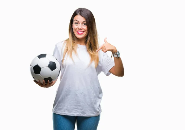 Mladá Krásná Žena Drží Fotbalový Míč Nad Izolované Pozadí Překvapením — Stock fotografie