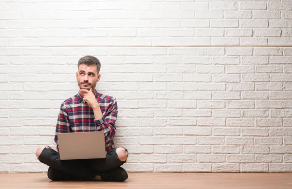 Hombre Adulto Joven Sobre Pared Ladrillo Usando Ordenador Portátil Cara — Foto de Stock