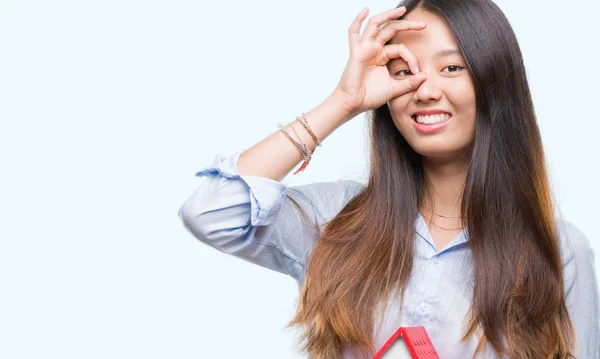 Joven Mujer Asiática Agente Bienes Raíces Sosteniendo Casa Aislado Fondo — Foto de Stock