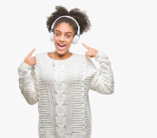 Mujer Afroamericana Joven Con Auriculares Sobre Fondo Aislado Muy Feliz — Foto de Stock