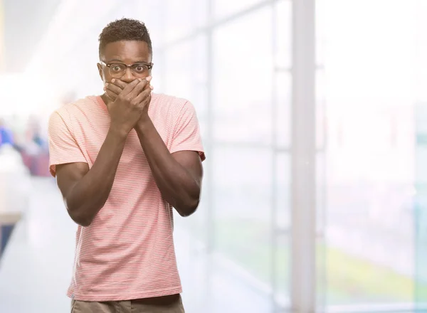 Молодой Африканский Американец Розовой Футболке Шоке Прикрывая Рот Руками Ошибку — стоковое фото