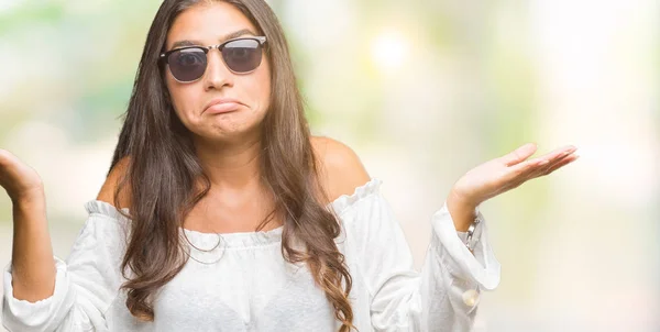 Jonge Mooie Arabische Vrouw Zonnebril Dragen Geïsoleerde Achtergrond Clueless Verward — Stockfoto