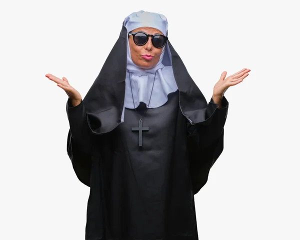Średnim Wieku Starszy Zakonnica Katolicka Kobietę Okularach Przeciwsłonecznych Przez Wyrażenie — Zdjęcie stockowe