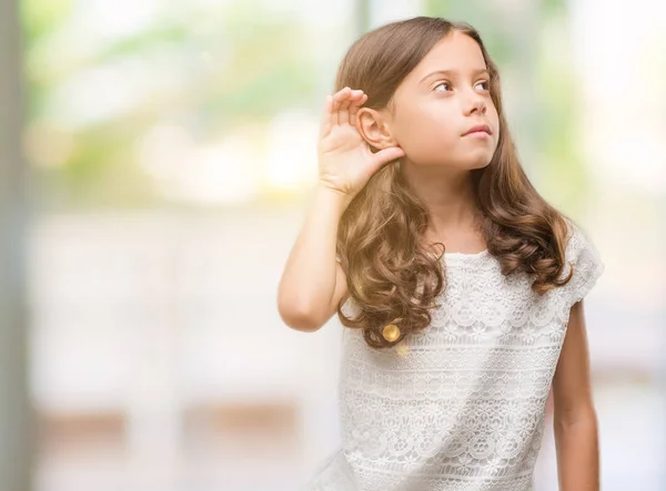 Brunett Spansktalande Tjej Ler Med Handen Över Örat Lyssnar Hearing — Stockfoto