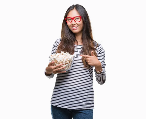 Giovane Donna Asiatica Mangiare Popcorn Sfondo Isolato Molto Felice Che — Foto Stock