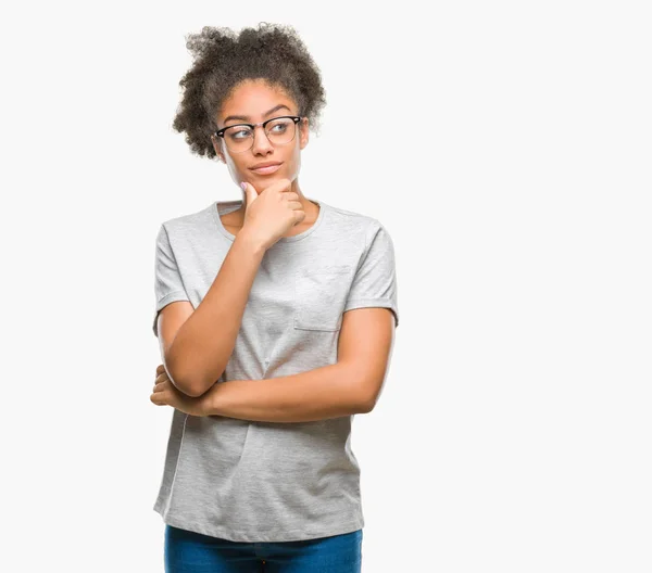 年轻的美国黑人妇女戴眼镜在孤立的背景下 看着自信的相机与交叉的手臂和手举起下巴 积极思考 — 图库照片