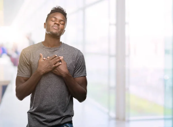 Mladý Američan Afričana Muž Nosí Šedé Tričko Úsměvem Ruce Hrudi — Stock fotografie
