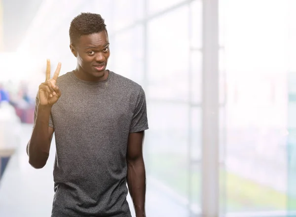 Joven Hombre Afroamericano Vistiendo Camiseta Gris Mostrando Señalando Con Los —  Fotos de Stock