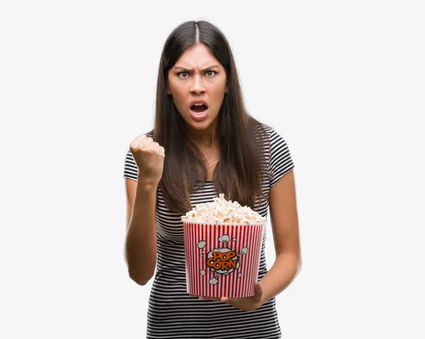 Giovane Bella Ispanico Mangiare Popcorn Infastidito Frustrato Gridando Con Rabbia — Foto Stock