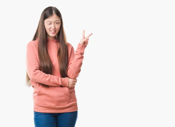 Молодая Китаянка Изолированном Фоне Спортивной Рубашке Улыбающаяся Счастливым Лицом Подмигивающая — стоковое фото
