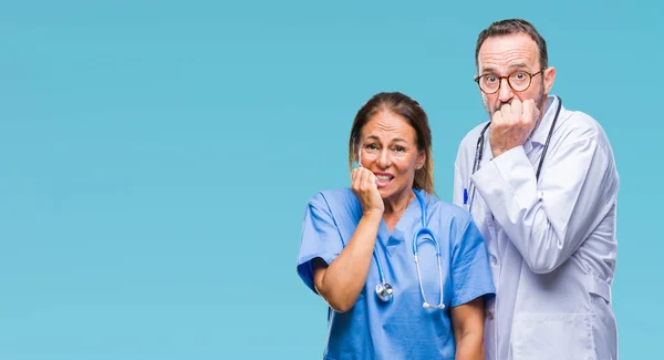 Médicos Hispânicos Meia Idade Casam Vestindo Uniforme Médico Sobre Fundo — Fotografia de Stock