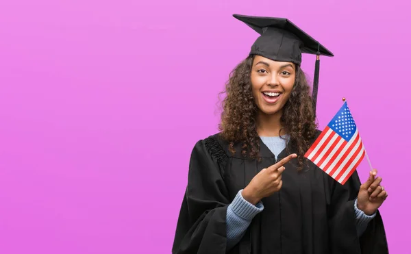 Ung Spansktalande Kvinna Som Bär Examen Enhetliga Holding Flagga Usa — Stockfoto