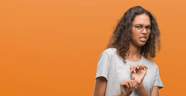 Hermosa Joven Hispana Con Gafas Expresión Disgustada Disgustada Temerosa Haciendo —  Fotos de Stock