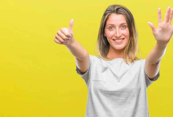 Joven Hermosa Mujer Sobre Fondo Aislado Mostrando Señalando Hacia Arriba —  Fotos de Stock